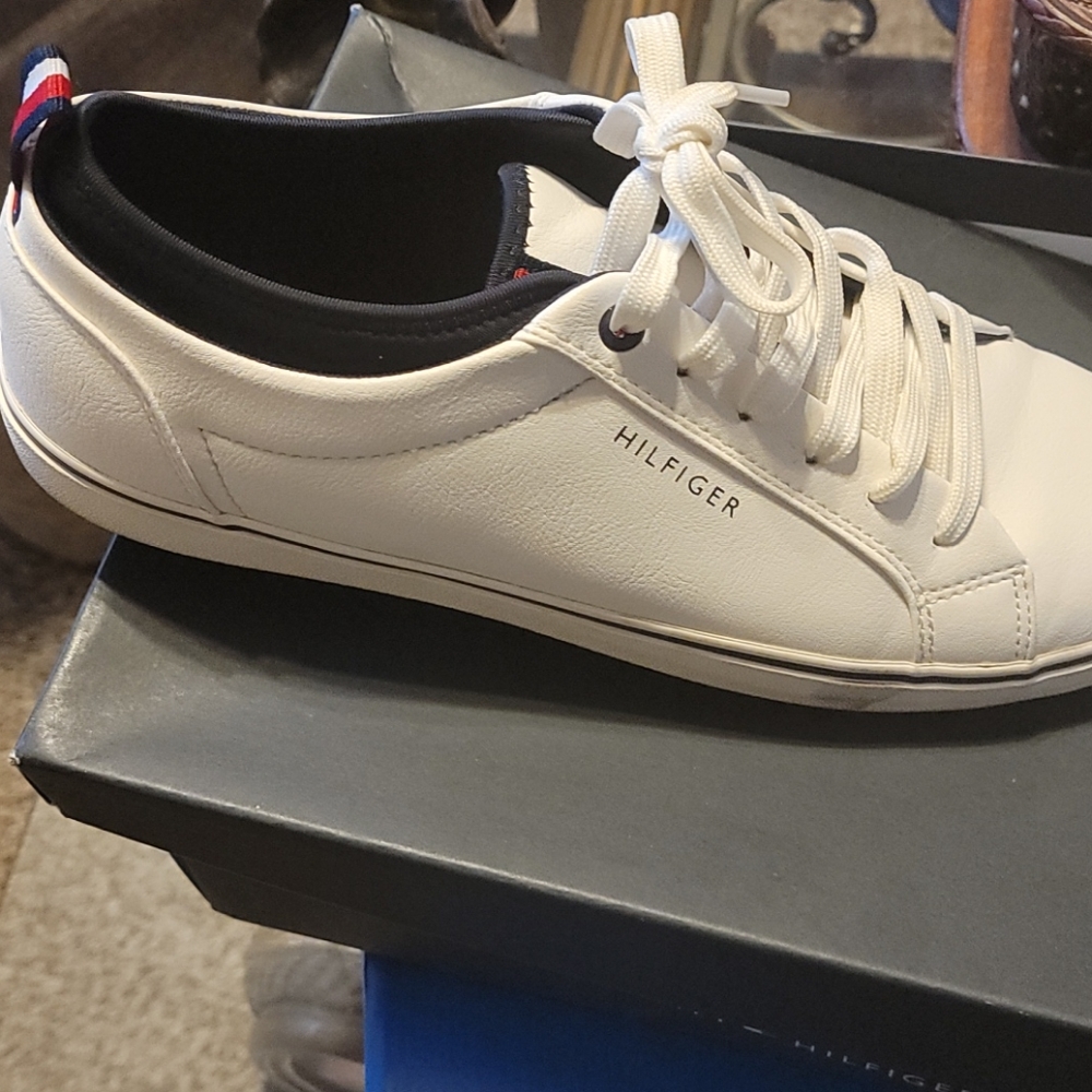 TENNIS SHOES